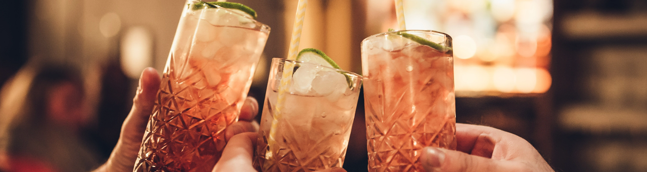 image de trois verres de thé glacé